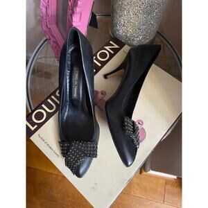 Size 8 1/2 black pumps in great condition